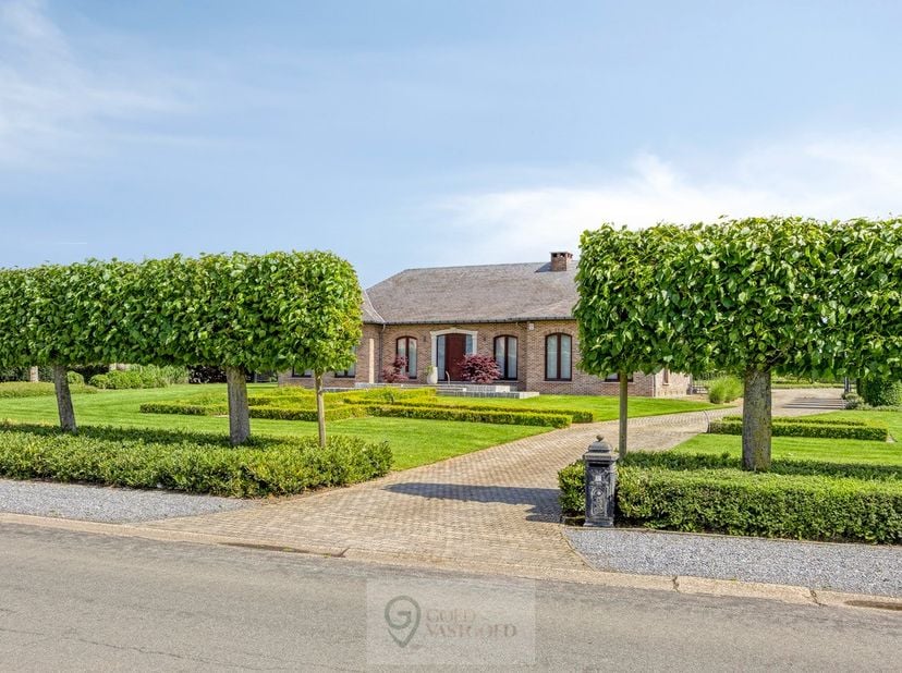 Bent u op zoek naar ruimte, comfort en privacy in een groene omgeving? Dan zal deze uitstekend onderhouden villa op een prachtig perceel van maar lief