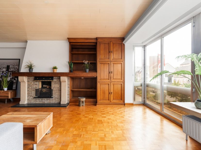 Ruim appartement op topligging in het centrum van Eeklo Ontdek dit charmante en lichtrijke appartement, ideaal gelegen in het hart van Eeklo. Dankzij