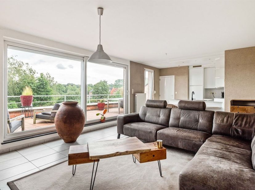 Ruim en zonnig appartement met groot terras en zolder in Brasschaat <br />
Gelegen op een centrale, maar rustige locatie in Brasschaat, nabij het cent