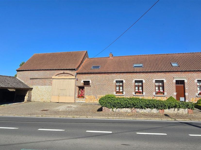 Prachtig gerestaureerde oude boerderij op een perceel van 27 are en 38 centiare, met schuur en bijgebouwen.<br />
Dit ruime huis met een woonoppervlak