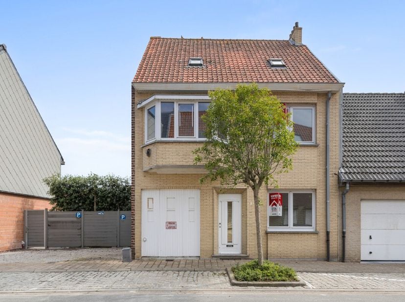 La Panne : Spacieuse maison familiale avec de nombreuses possibilités daménagement à vendre ! Située dans une rue résidentielle calme, la maison se tr