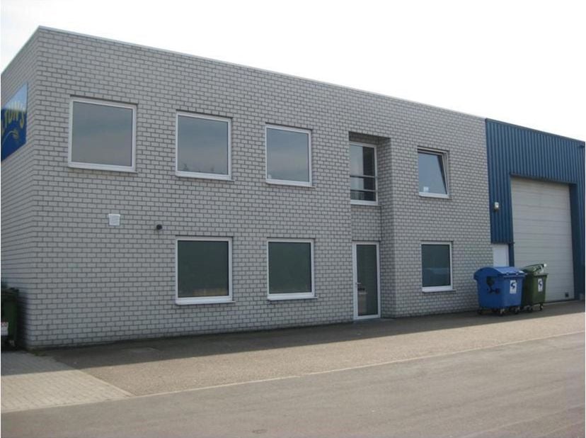 Bedrijfsgebouw, bestaande uit 640m² magazijnruimte &amp;#43; 150m² burelen, gelegen op het industrieterrein Centrum-Zuid te Houthalen. <br />
MAGAZIJN <b
