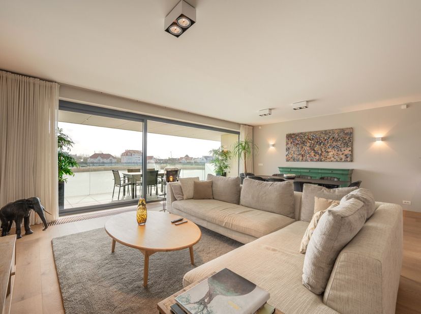 Ce magnifique appartement est situé dans la résidence exclusive La Réserve, construite en 2010. Il offre une surface habitable de 162 m² et une vue im