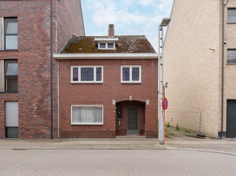 Op een absolute toplocatie in het centrum van Pelt, vinden we deze charmante stadswoning terug aan de Bemvaartstraat 4. Winkels, scholen, horeca en op