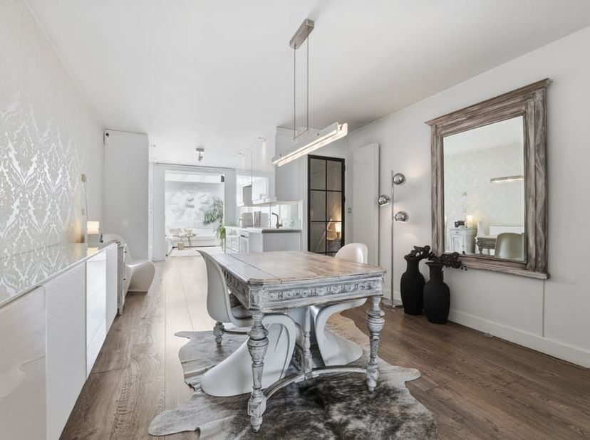 Gelegen in de Gasthuisstraat bevindt zich deze charmante stadswoning op een uiterst gegeerde locatie. Hier woon je op wandelafstand van het bruisende