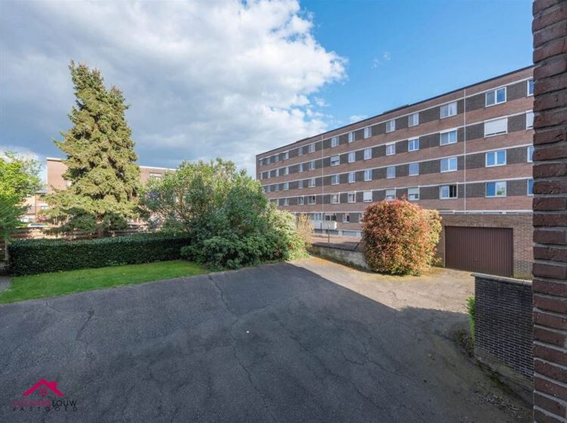 Gezellig instapklaar appartement met 3 slaapkamers, kelderberging en garage<br />
Troeven<br />
- Airco<br />
- Lift en parlofoon<br />
- Vrijstaande