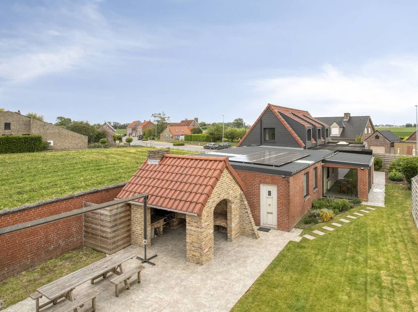 Visitez cette maison le samedi 13 août entre 17h00 et 19h00. Vous pouvez enchérir le 15 août au plus tard jusqu'à 18 heures. Le prix indiqué est un pr