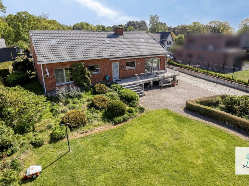 Deze goed onderhouden woning is gunstig gelegen tussen Tremelo en Baal en is ideaal voor wie comfortabel gelijkvloers wil wonen en tegelijk nood heeft