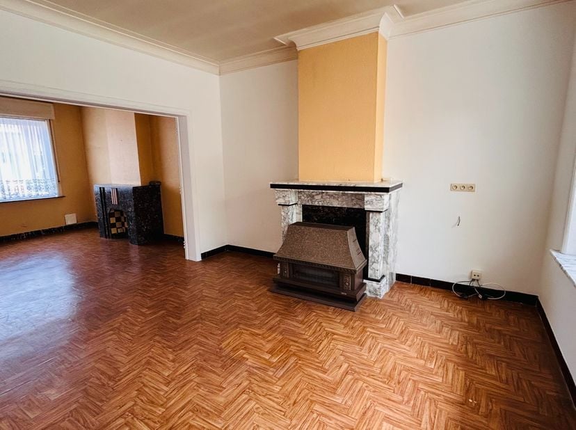 Deze verzorgde rijwoning in rustige buurt heeft volgende indeling:<br />
- kelderverdieping;<br />
- gelijkvloers met:&amp;nbsp;inkomhal, leefruimte, inge