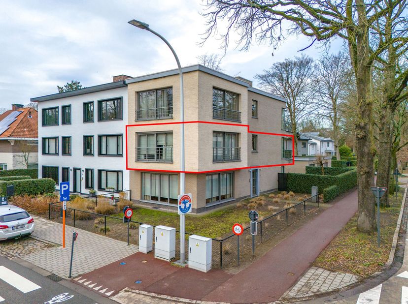 Verzorgd hoekappartement op een uitstekende locatie, met veel natuurlijk licht.<br />
De ruime leefruimte sluit aan op een volledig uitgeruste open ke