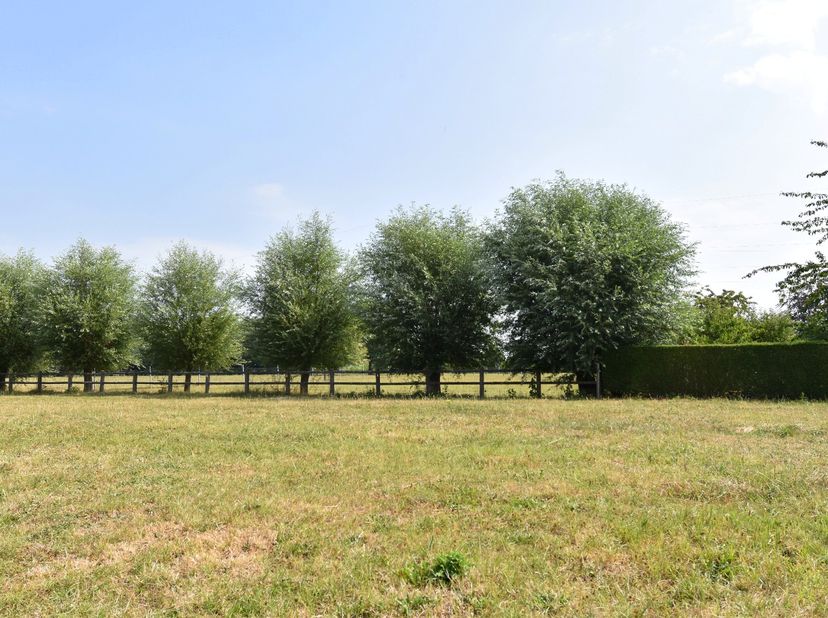 Deze bouwgrond met een oppervlakte van 1.579m² biedt u de kans om een woning te bouwen met een fantastisch weids vergezicht. De landelijke en rustige