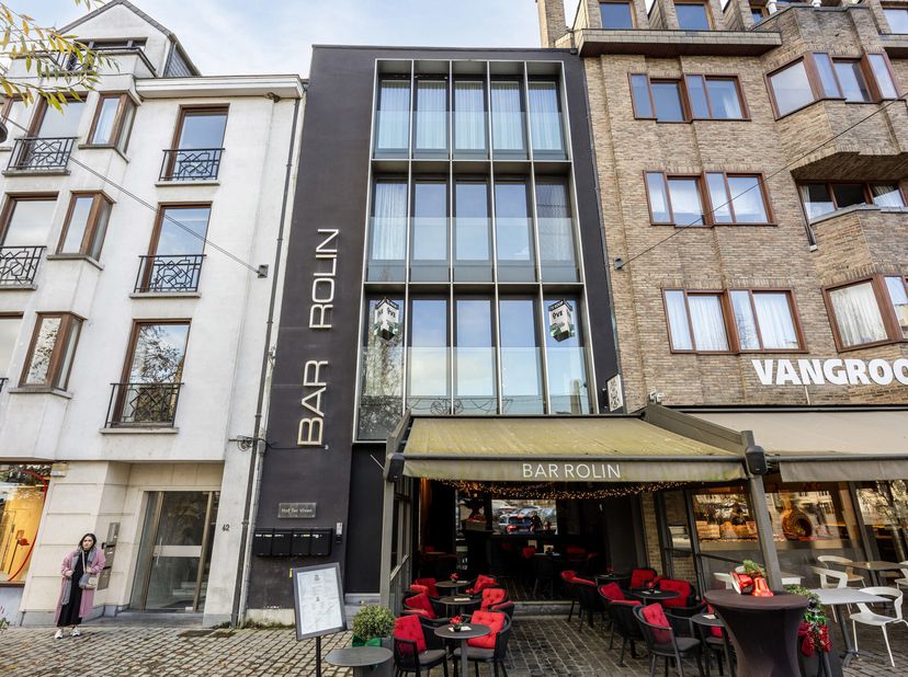 Exclusief twee-slaapkamer appartement aan de Grote Markt in Tienen met zicht op de Onze-Lieve-Vrouw-ten-Poelkerk, het stadhuis en het suikermuseum. Zo