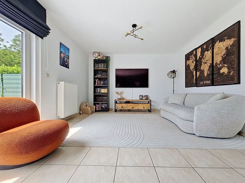 Prix: Offre à partir de 250.000 euros, frais d'agence non inclus et à charge de l'acquéreur.<br />
Jolie maison habitable rapidement et  comprenant: <