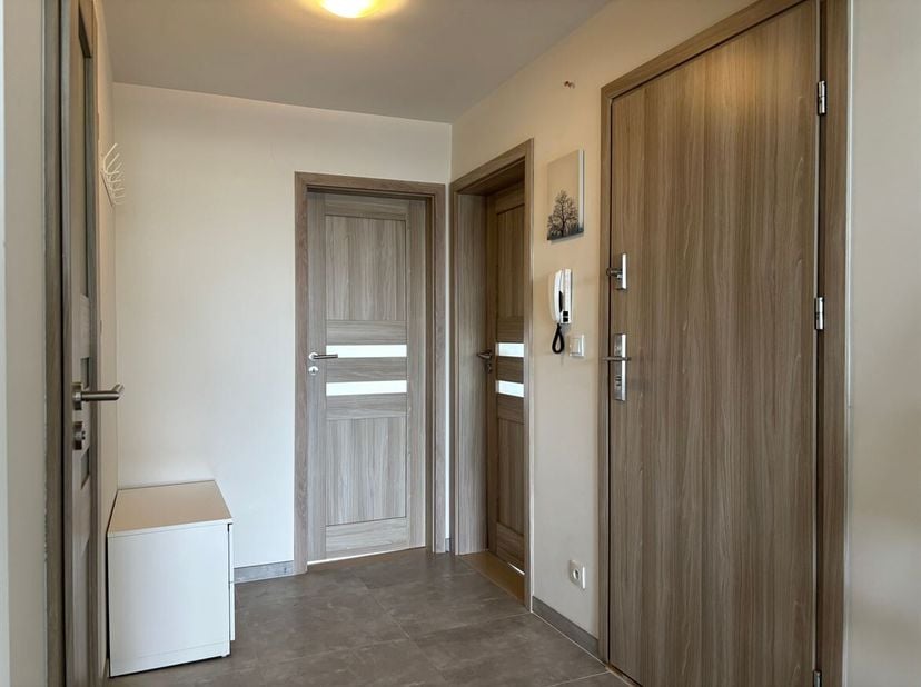 Bemeubeld 2 slpk appartement <br />
Beschrijving<br />
Bij het binnenkomen betreedt u de inkomhal die toegang biedt tot alle ruimtes van het apparteme
