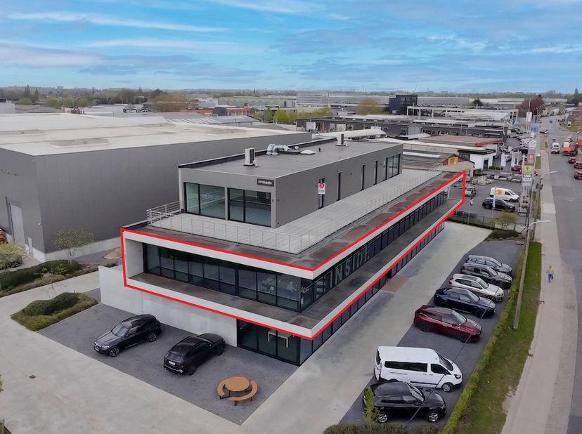 Instapklaar kantoor van ca. 536 m² gelegen op een strategische locatie te Roeselare. De ruimte bevindt zich op de eerste verdieping van een recent geb