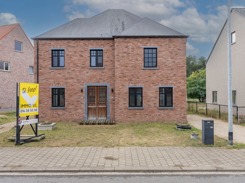 Karaktervolle villa met rustige ligging en groene vergezichten.<br />
We betreden deze karaktervolle villa via de ruime inkomdeur om zo uit te komen i