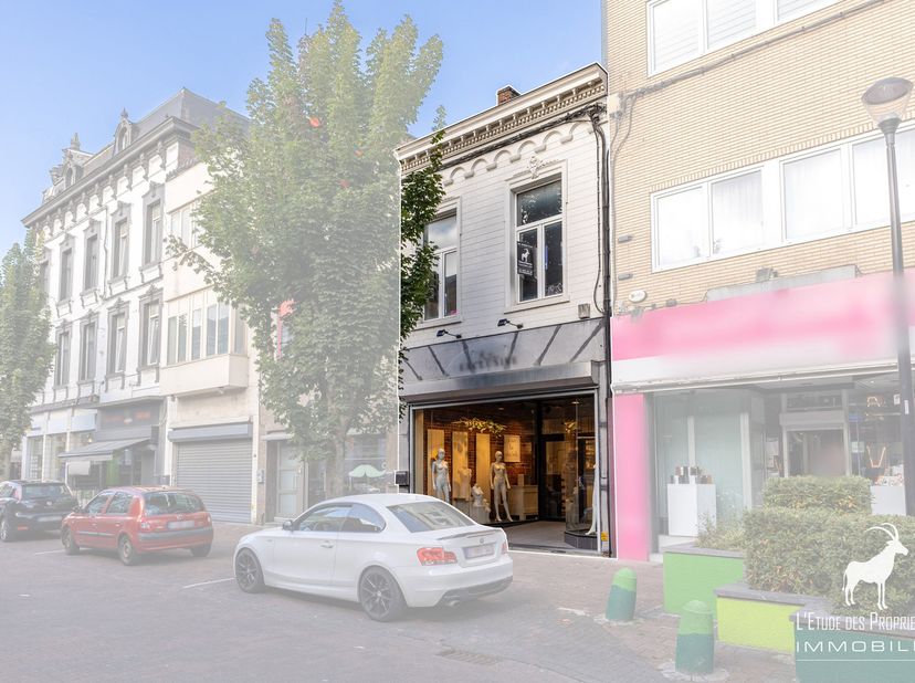Agentschap Referentie: V7170-405<br />
*** VIRTUELE TOUR: https://envisite.net/vtour/fr/slbw1h ***<br />
Commercieel gebouw ideaal gelegen in het cent