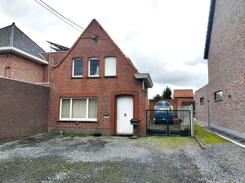 Deze woning bevindt zich op een heel mooie locatie in het centrum van Vichte. De woning is gelegen in een rustige wijk, van waaruit de E17 heel snel t