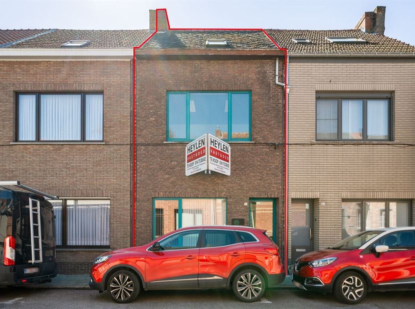 Te renoveren gezinswoning met 3 slaapkamers, tuin en garage<br />
Gelijkvloers<br />
Via de inkomhal betreedt u de woning. Op het gelijkvloers bevindt