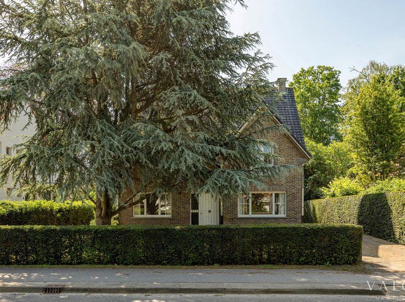 Deze totaal te renoveren alleenstaande villa is gelegen op een prachtig zuidoost gericht perceel van maar liefst 1.192 m², in een uitzonderlijke omgev