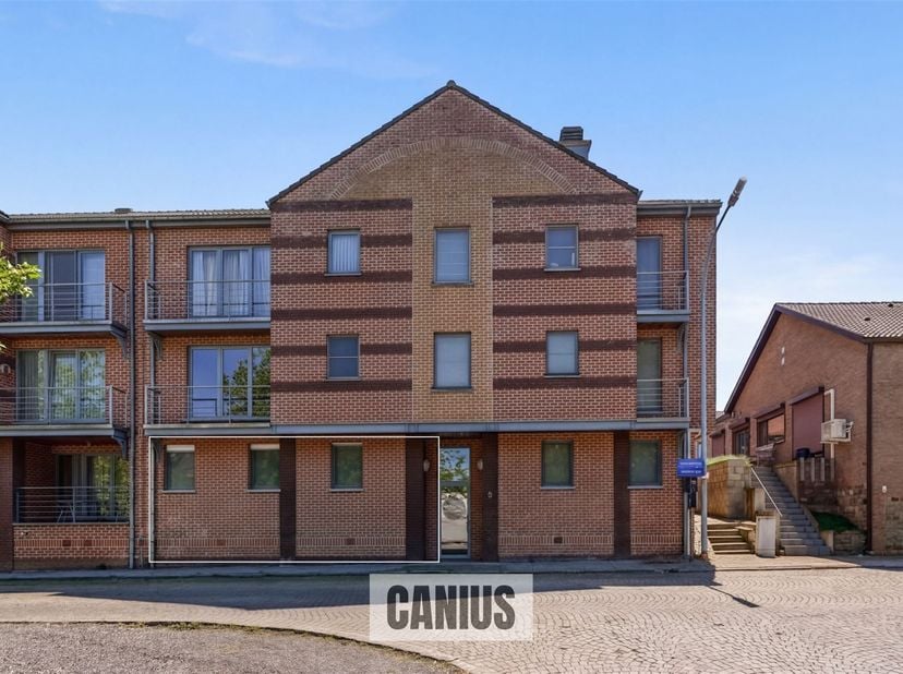 STIJLVOL GELIJKVLOERS APPARTEMENT MET DRIE SLAAPKAMERS<br />
Dit ruime gelijkvloers appartement te koop in Landen is gelegen aan het Bronplein, op ee