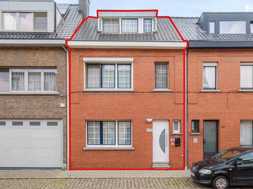 INSTAPKLARE WONING - <br />
<br />
Gezinswoning met 4 slaapkamers op een rustige ligging in Schoten. <br />
Gezellige leefruimte met haard, open keuke