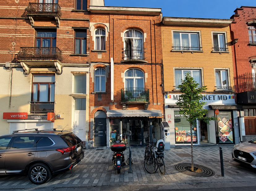 Ideaal gelegen aan de rand van de Place du Miroir, in de winkelstraat van Jette met zijn dominante machtsaanbod op de lijst van passanten, stelt Trian
