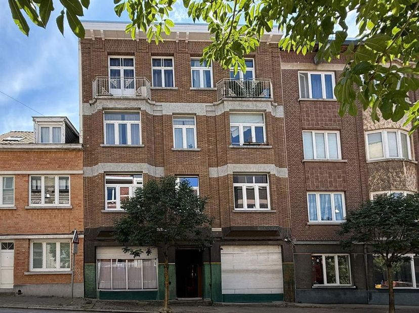 Venez découvrir ce bel appartement meublé comprenant : living, chambre (côté rue), cuisine équipée (lave-vaisselle neuf), salle de bain, bureau, buand