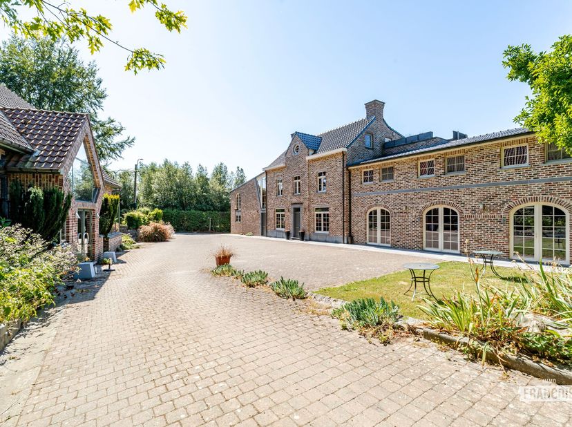 Welkom in het pittoreske Cotthem in Sint-Lievens-Houtem, een bijzondere, bosrijke omgeving met natuurgebied, akkers en weilanden. Midden in dit groene