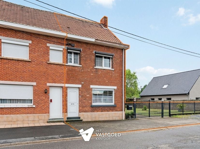 Charmante te renoveren woning, rustig gelegen op een ruim perceel van 11 are.<br />
<br />
Belangrijkste troeven:<br />
- Rustige ligging<br />
-