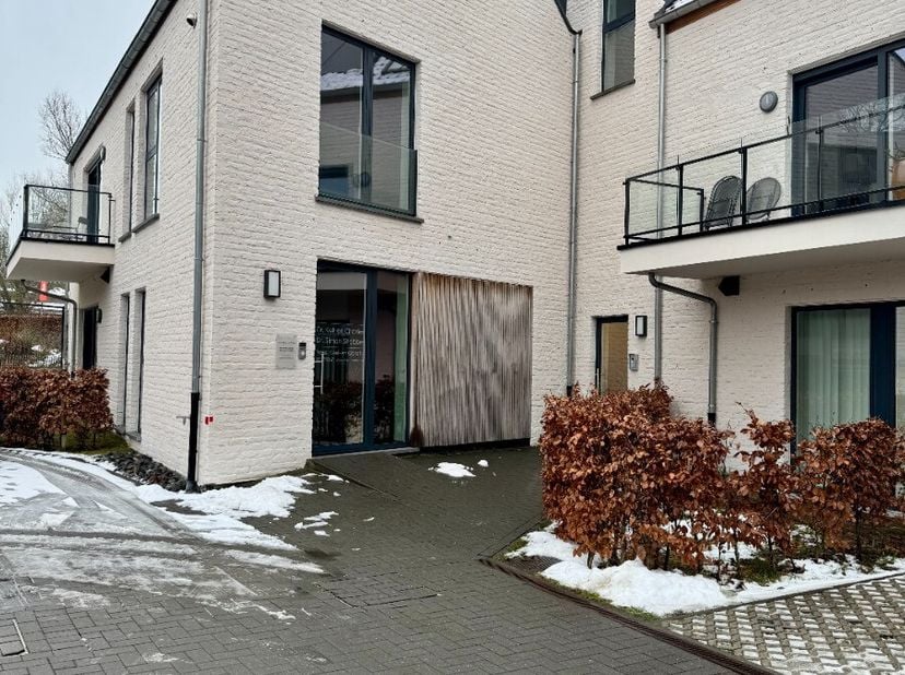 Appartement récent et moderne situé dans lancienne brasserie emblématique "De Page", en plein centre dOverijse.Ce bel appartement se trouve à proximit