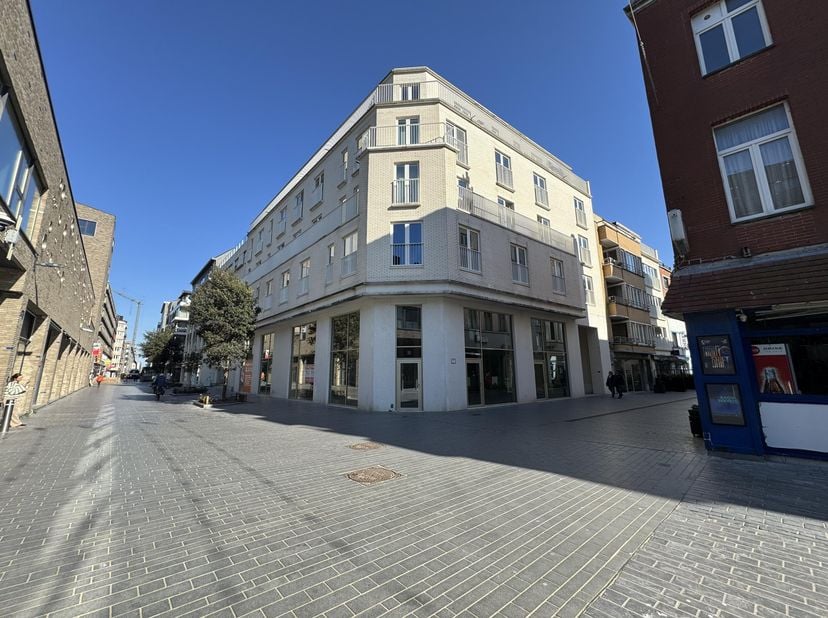 Subliem gelegen hoekhandelspand met volumineus winkeloppervlakte (199m²).<br />
Residentie Rialto is gelegen in de bruisende stadskern van Oostende. H