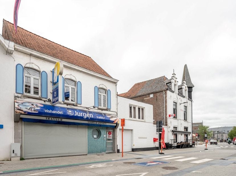 Te renoveren handelswoonst met koer in centrum Kuurne.<br />
Deze eigendom gelegen in het commercieel centrum staat te koop. Recent is het volledige c