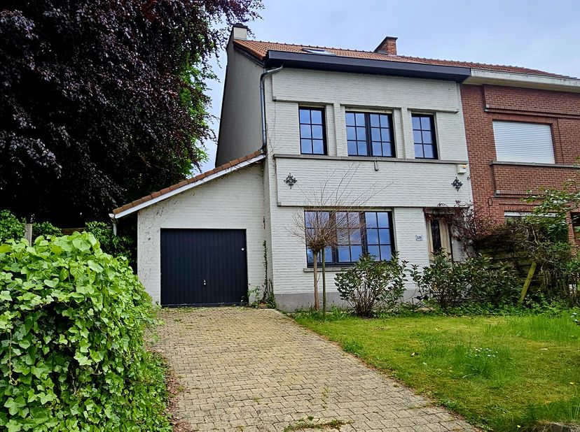Wie binnenstapt, begrijpt het meteen: dit huis heeft karakter. De gezellige leefruimte met pelletkachel zet meteen de toon — warm, charmant en uitnodi