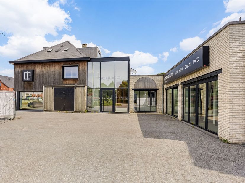 Op een strategische locatie aan het rondpunt van “Suskaberg”, een belangrijke verbindingsas tussen Heusden, Beringen, Lummen en Hasselt, bevindt zich