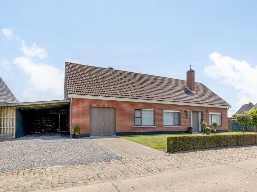 Op een rustige ligging, vlak bij het centrum van Kortemark, bevindt zich deze instapklare en uiterst verzorgde gelijkvloerse woning. Dankzij de volled