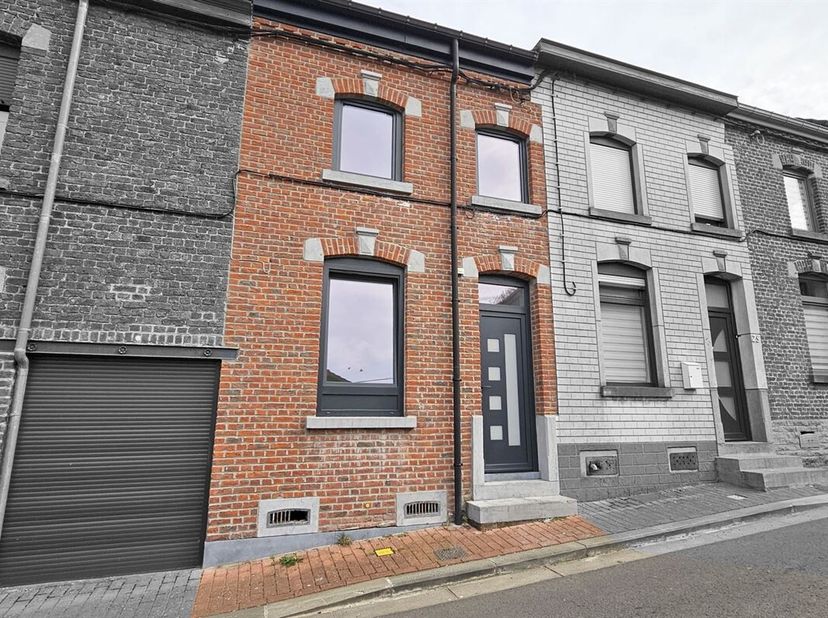 Prix: Offre à partir de 210.000 euros, frais d'agence non inclus et à charge de l'acquéreur. <br />
Jolie maison habitable rapidement et comprenant: <