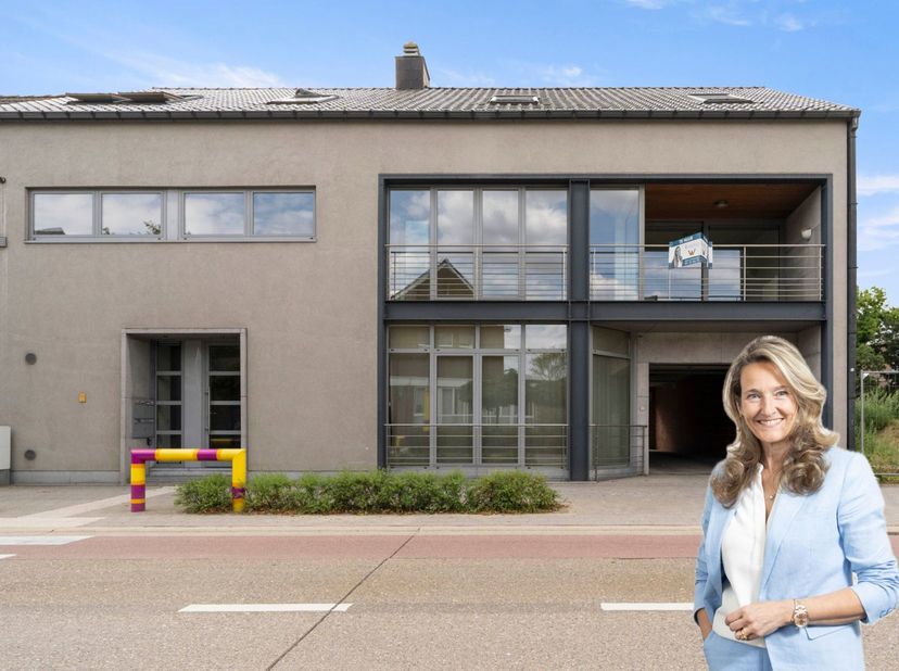 PRACHTIG DUPLEX APPARTEMENT OP TOPLOCATIE IN ZONHOVEN<br />
<br />
Je betreedt dit appartement op de eerste verdieping via een uitnodigende inkomhal m