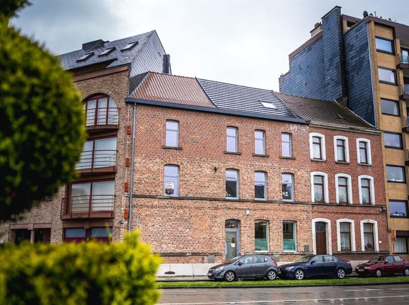 Prix: 550 euros/ mois, deux mois de caution. <br />
Bureau comprenant: <br />
Etage 1 : bureau environ 15 m2<br />
Divers : Accès à une salle de réuni