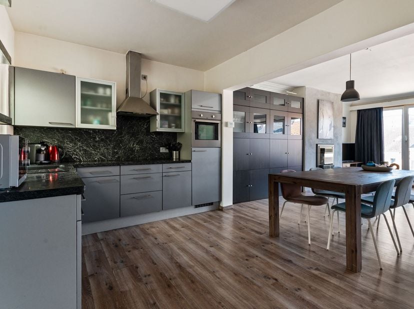 Appartement lumineux de 2 chambres à coucher avec terrasse<br />
Description de l'appartement<br />
Le hall d'entrée donne accès à l'espace de vie l