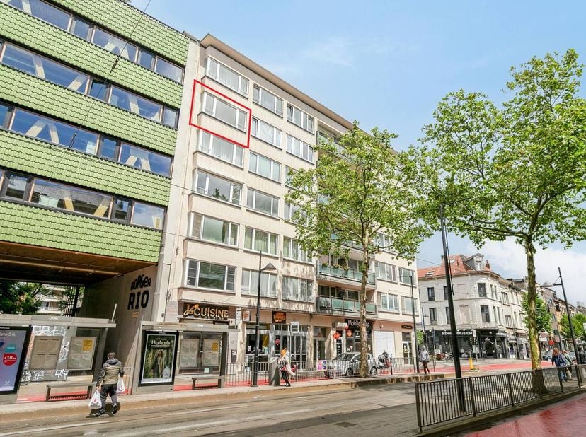 Op de Turnhoutsebaan in Borgerhout wordt dit drieslaapkamerappartement op de vijfde verdieping te koop aangeboden. Dankzij de hoge ligging geniet u va