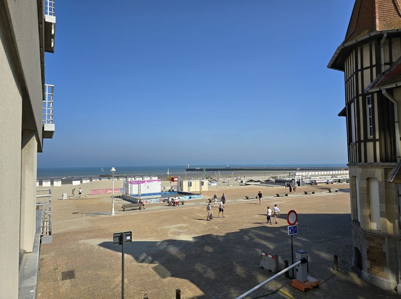 Appartement entièrement rénové, prêt à emménager, offrant une magnifique vue sur la jetée et la rue commerçante, situé au centre dans une rue latérale
