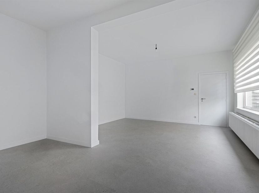 Dit gerenoveerde gelijkvloerse appartement aan de Olympialaan in Sint-Truiden combineert twee volwaardige slaapkamers, een ruime buitenkoer van 36 m²