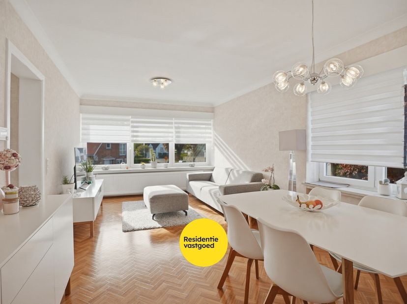 Kijkdag op zaterdag 23/05 - op afspraak!<br />
Dit instapklare appartement op de eerste verdieping geniet van een uitstekende ligging met vlotte berei