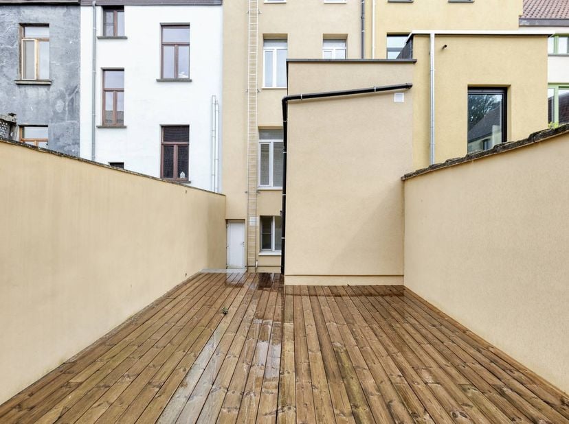 Opbrengsteigendom te koop in Ledeberg bestaande uit 5 kamers en 1 studio op fietsafstand van het historisch centrum van Gent. Voor de entiteiten zijn