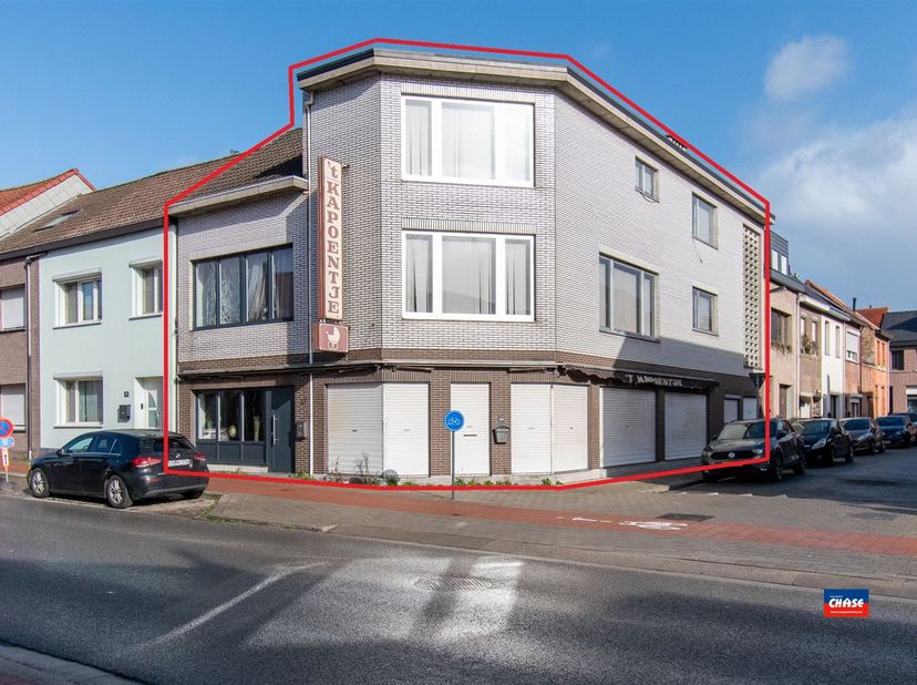 HEMIKSEM | DEUX MAISONS DE COMMERCE SITUEES SUR L'ANTWERPEN - BOOM | SURFACE TOTALE DU TERRAIN 207m² |<br />
Caractéristiques :<br />
- Construit en