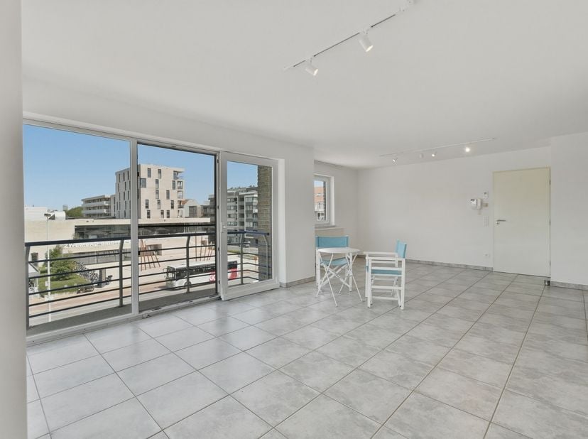 Dit lichtrijk dakappartement met twee slaapkamers is te huur in Oostende. Het appartement beschikt over een inkomhal met toegang tot het apart toilet
