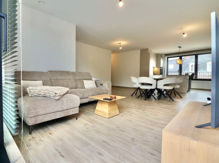 Het appartement is gelegen in het poortgebouw van residentie Dans met een mooi uitzicht op het achterliggende gebouw en de groene omgeving.<br />
<br