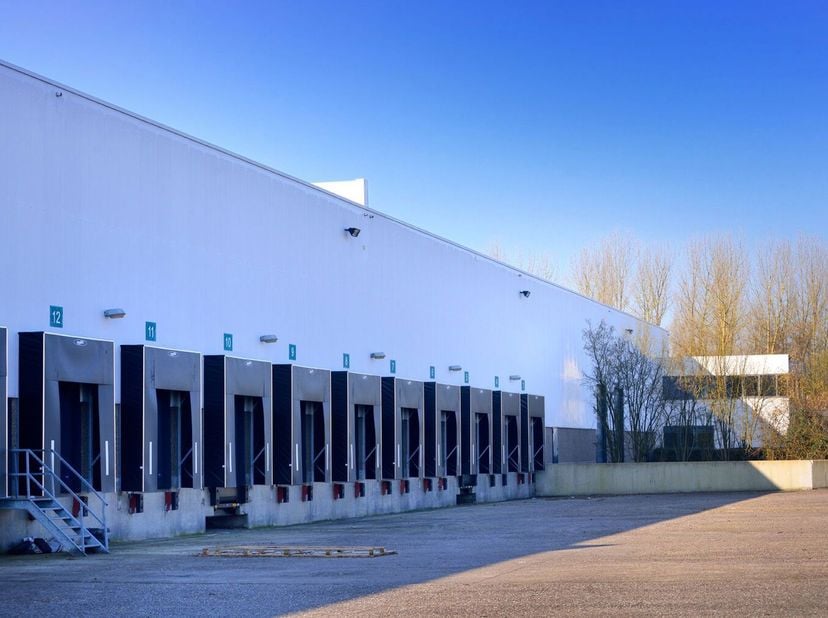 - Units A 10.153m² + B 6.561m²<br />
- Totaal magazijnen 16.714m²<br />
- Kantoor 533m²<br />
Kenmerken magazijn : <br />
- Hoogte 8,04m<br />
- Buite