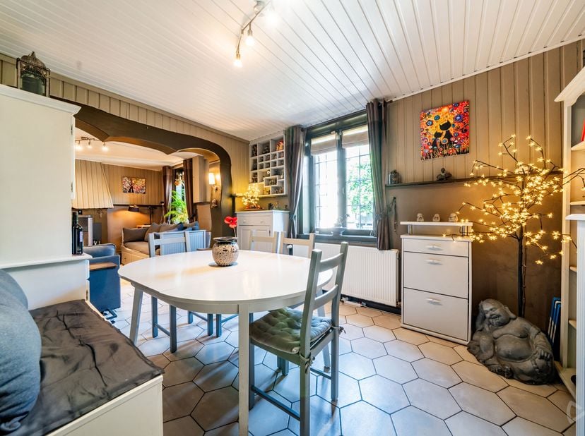 Schattig huis met 2 slaapkamers + kantoor van 107m2 met een prachtige woonruimte met de pelletkachel die de warme sfeer van de plek versterkt. Gelegen